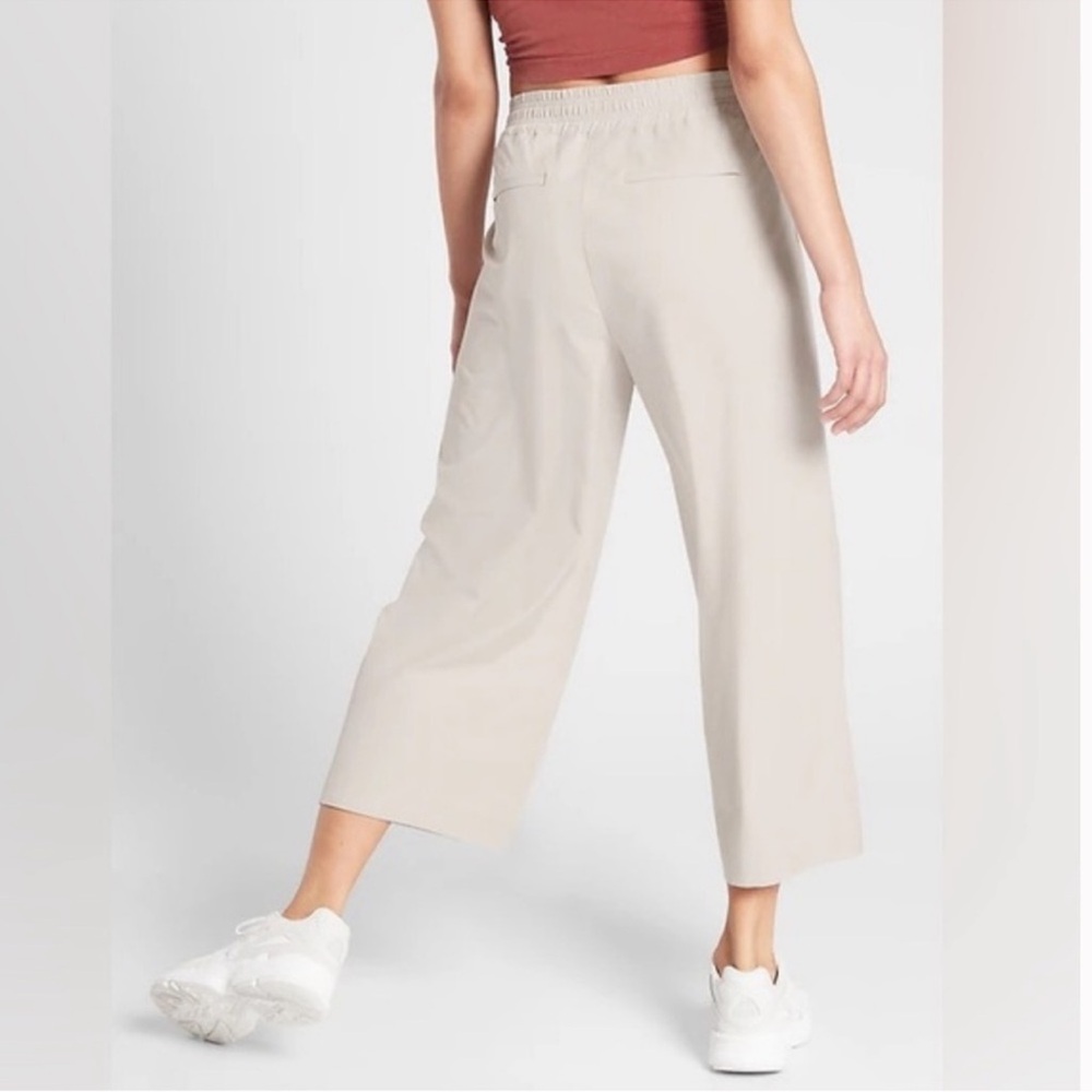 Women’s Athleta Brooklyn Wide Leg Crop Cream Pant Size 8 - Picture 2 of 7